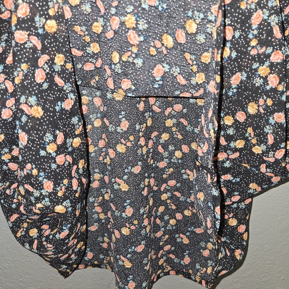 FINAL SALE! $6 Xhilaration Floral Sleevess Blouse Size Large - Picture 9 of 13